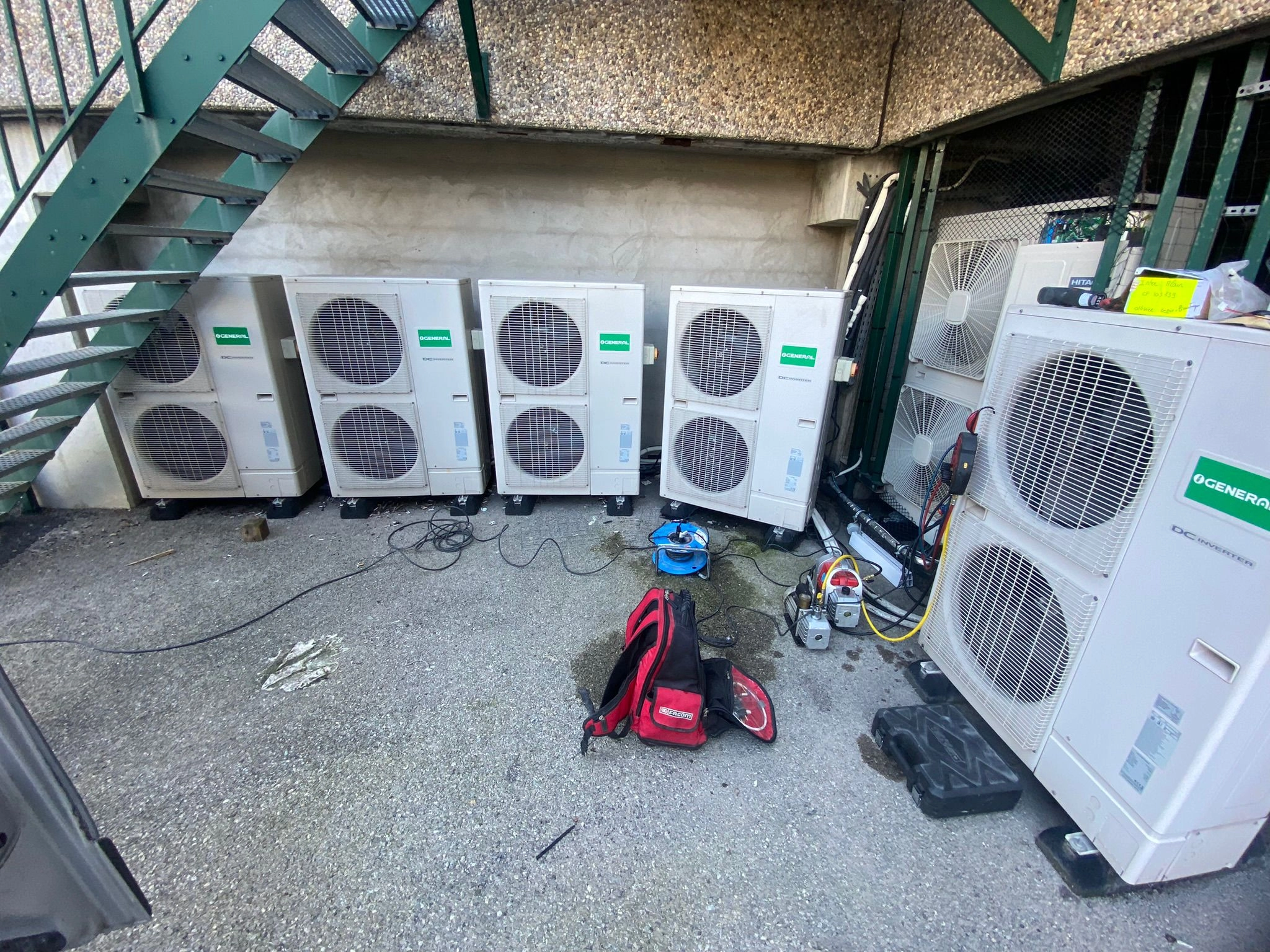 Installation de groupes extérieurs de climatisation réversible